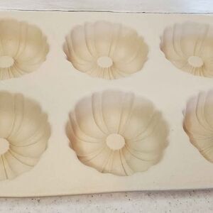 Pampered Chef Mini Fluted Cake Pan Stoneware 6 Cavity #1441 Heritage USA Retired